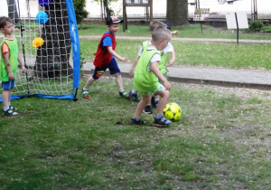 Chłopcy graja w piłkę nożną.