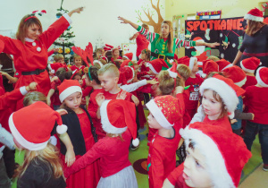 Dzieci tańczą z panią mikołajkową i elfem.