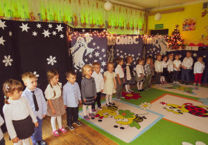 Dzieci z Krasnali śpiewają piosenkę.