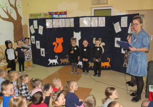 Dzieci przebrane za kotki śpiewają piosenkę.
