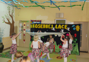"Wiosenny taniec" w wykonaniu dziewczynek ze Słoneczek.