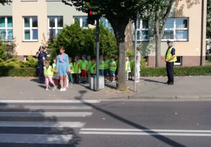 Dzieci przechodzą na przejściu dla pieszych.
