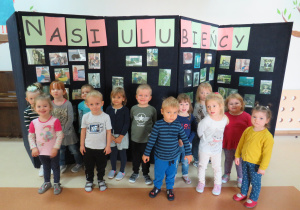 Motylki - grupowe zdjęcie na tle ulubieńców dzieci.