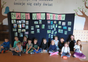 Smerfy - grupowe zdjęcie na tle ulubieńców dzieci.
